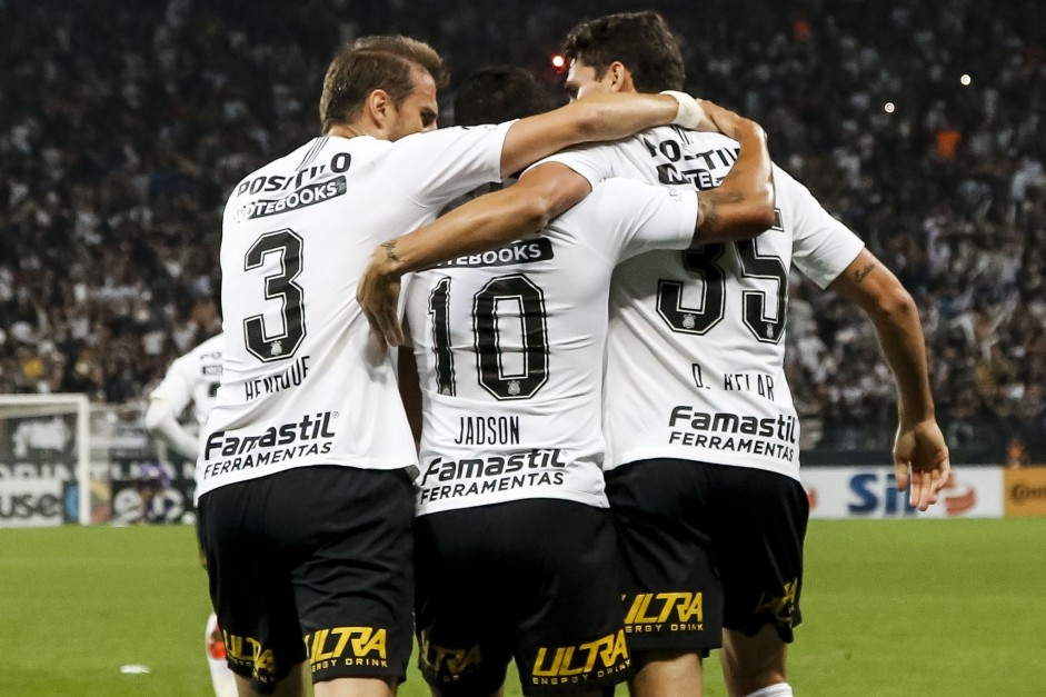 Jogadores comemoram gol de Avelar marcado diante do Flamengo, na segunda semifinal