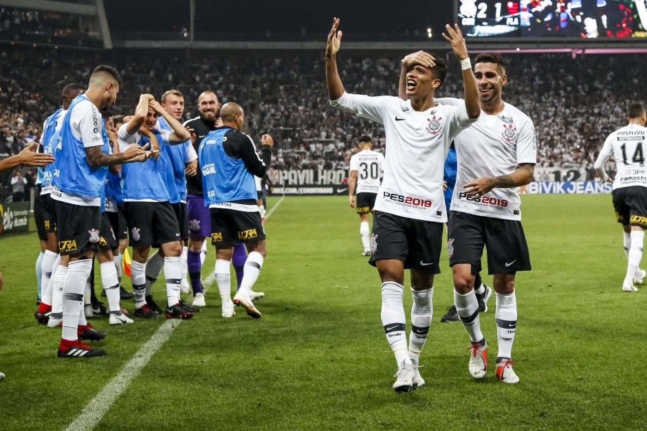 Jogadores do Corinthians comemorando gol de Pedrinho contra o Flamengo, ltimo heri formado em um duelo contra os cariocas