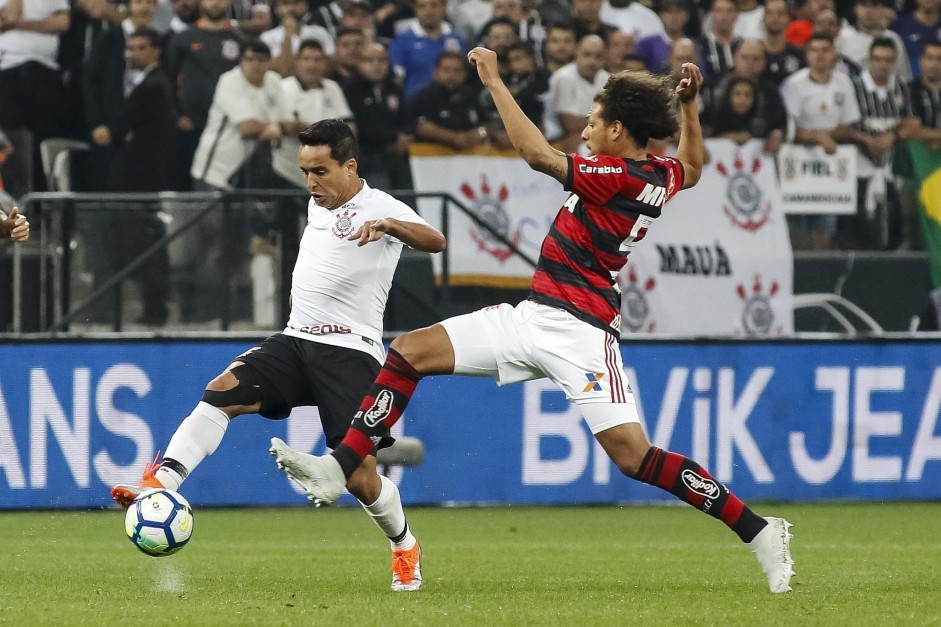 O meia Jadson durante jogo contra o Flamengo, pela Copa do Brasil