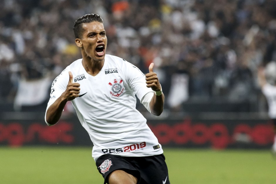 Pedrinho comemorando seu gol contra o Flamengo, pela Copa do Brasil, na Arena Corinthians