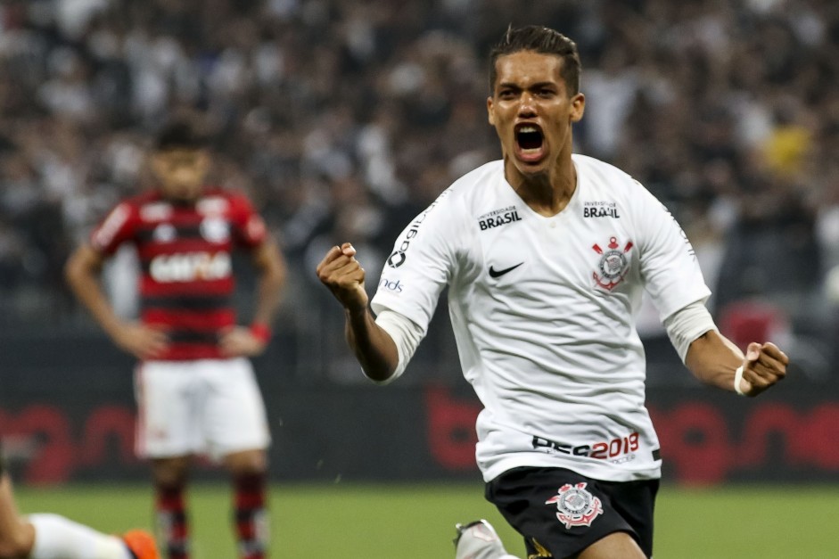 Pedrinho comemorando seu gol contra o Flamengo, pela Copa do Brasil