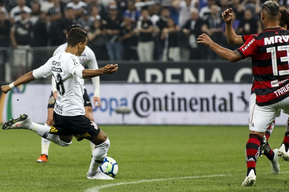 Pedrinho entrou para acertar um lindo chute que resultou no gol da classificao do Corinthians