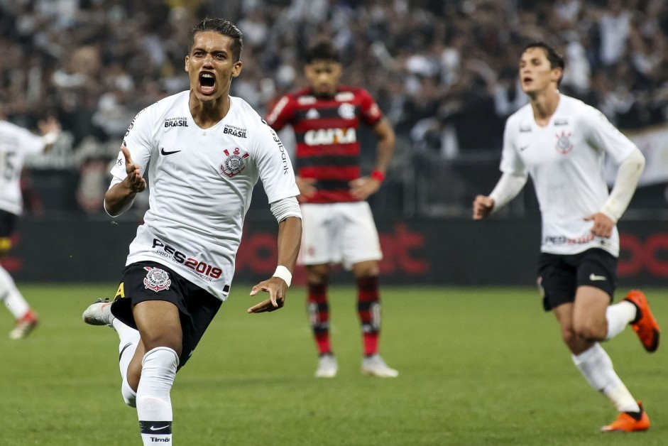 Pedrinho vibra muito com seu gol contra o Flamengo, pela Copa do Brasil