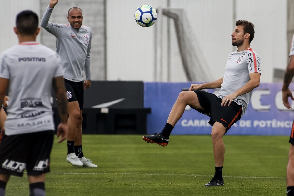 Atacante Roger e zagueiro Henrique no treino desta tarde no CT