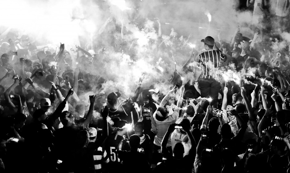 Linda festa da torcida corinthians durante chegada dos jogadores  Arena