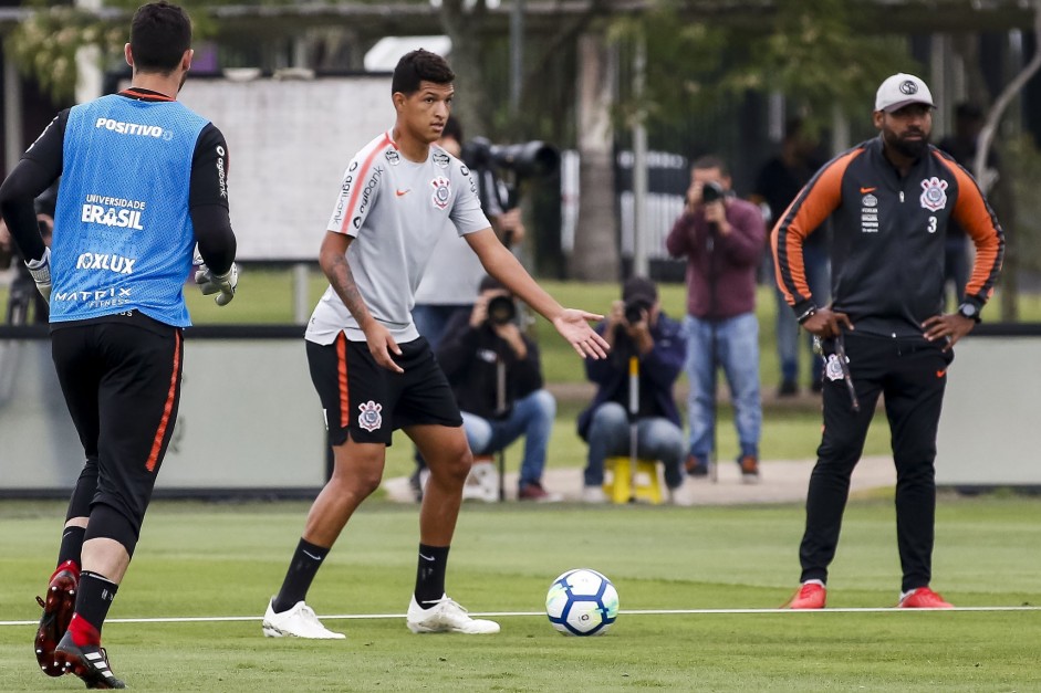 Matheus Vital e Coelho, ao fundo, no treino de hoje no CT Joaquim Grava