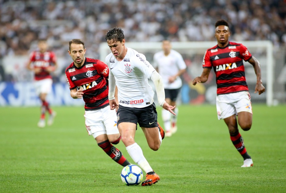 O garoto Mateus Vital em jogada contra o Flamengo