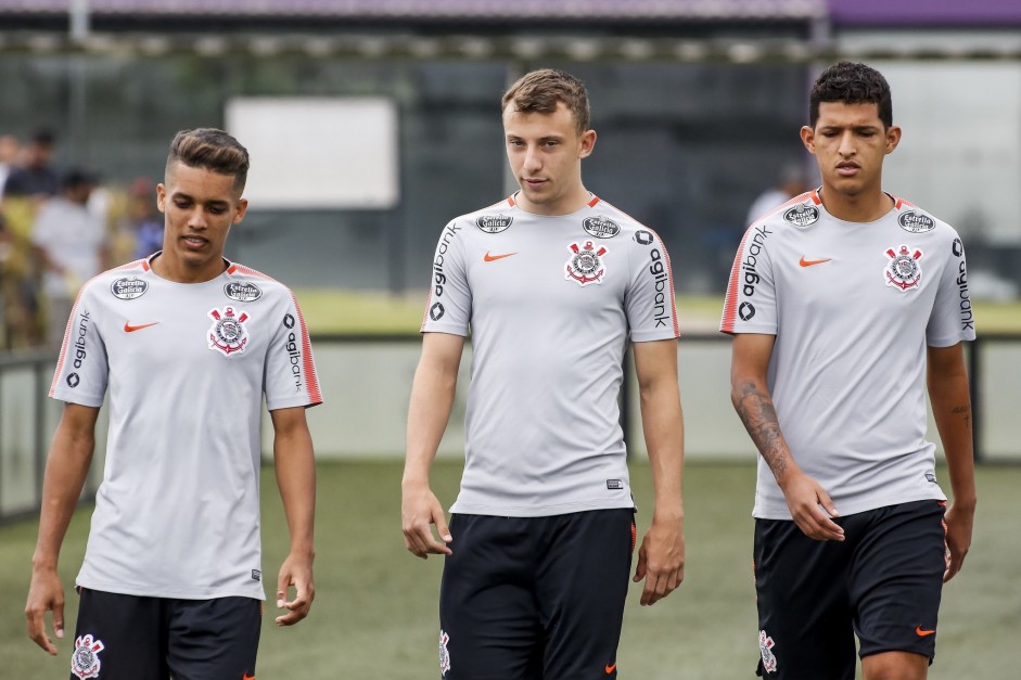 Pedrinho, Carlos Augusto e Matheus Matias treinam no CT Joaquim Grava