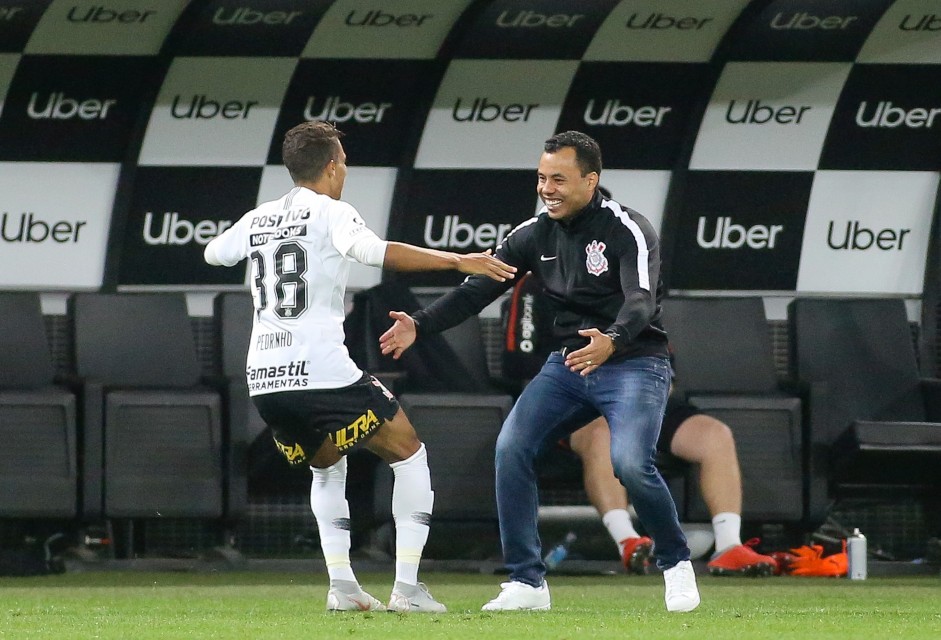 Pedrinho corre para abraar Jair Ventura aps balanar as redes na semifinal da Copa do Brasil de 2018, contra o Flamengo