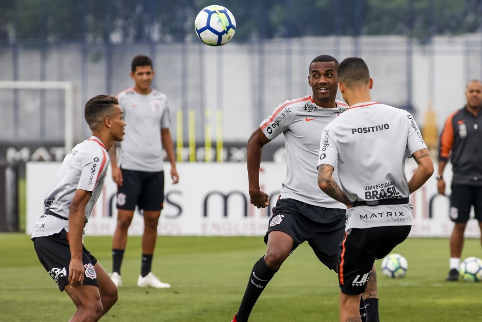 Pedrinho e Marllon no treino que prepara a equipe para duelo contra o América-MG