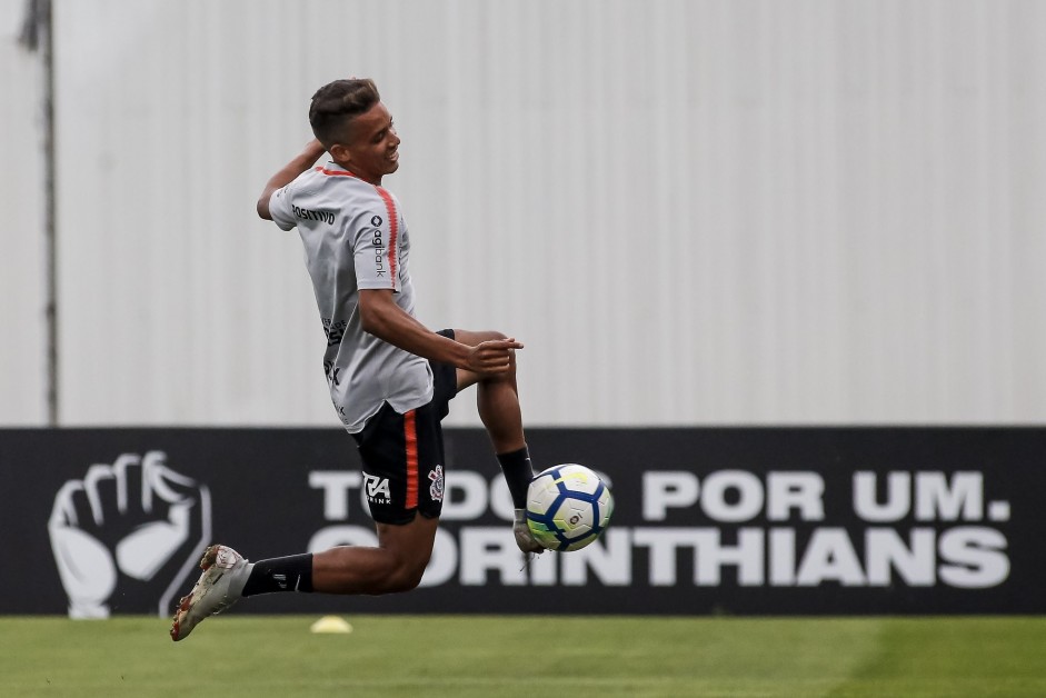 Pedrinho treina no CT Joaquim Grava e deve enfrentar o América-MG no time titular