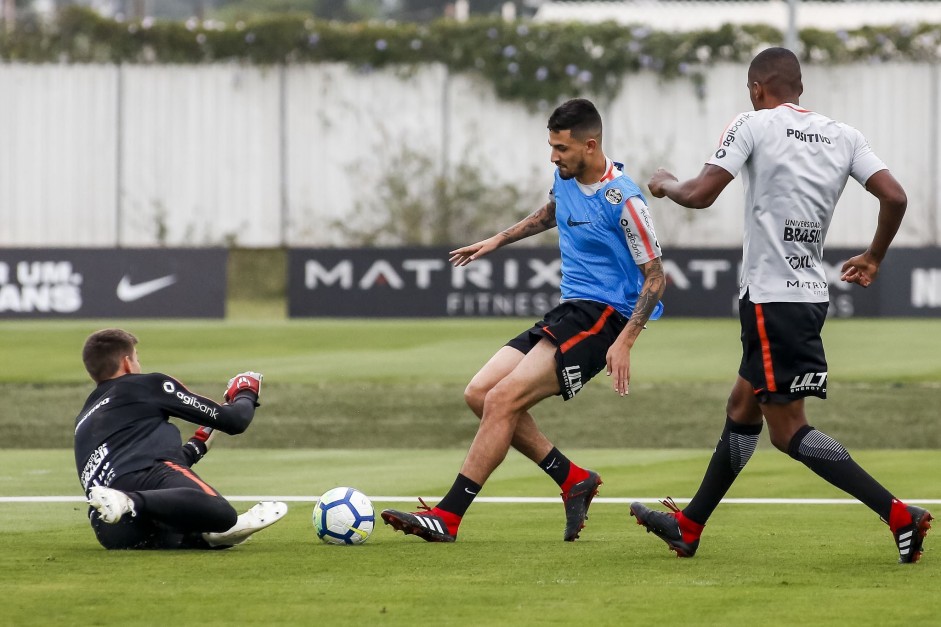 Pedro Henrique em jogada no treino de hoje no CT Joaquim Grava