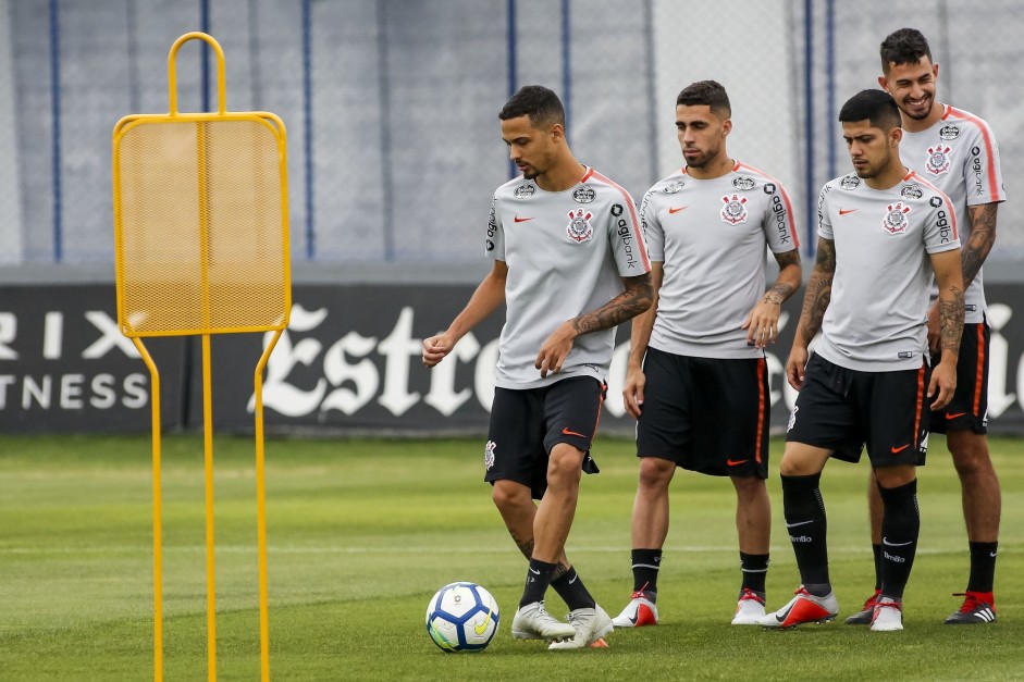 Thiaguinho, Sergio Daz, Gabriel e Pedro Henrique no treino de hoje no CT