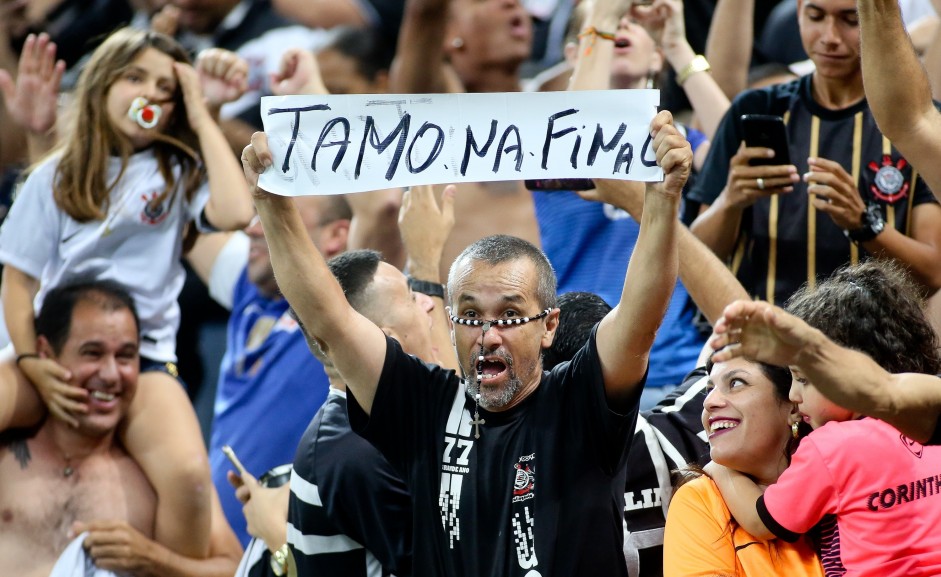 Torcedor do Corinthians comemora classificao  final da Copa do Brasil