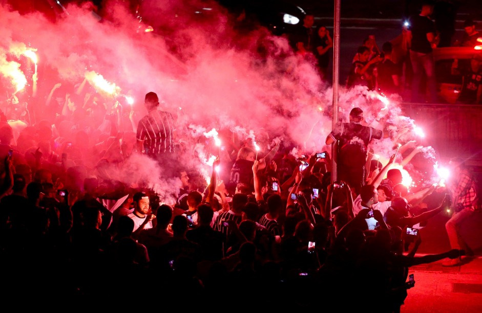 Torcida do Corinthians recebeu o nibus dos jogadores com linda festa na Arena