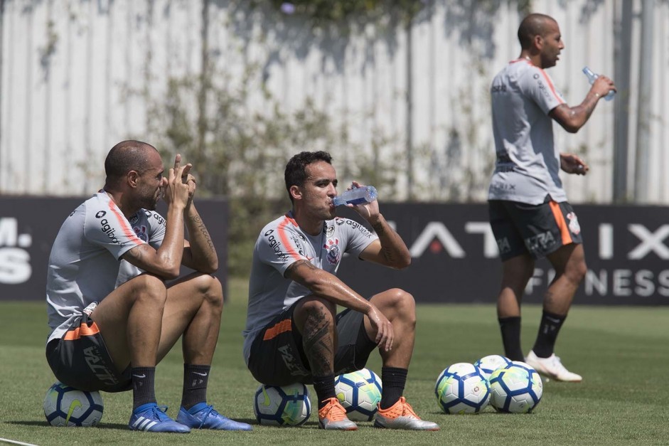 Roger, Jadson e Sheik se hidratando no treino de hoje no CT