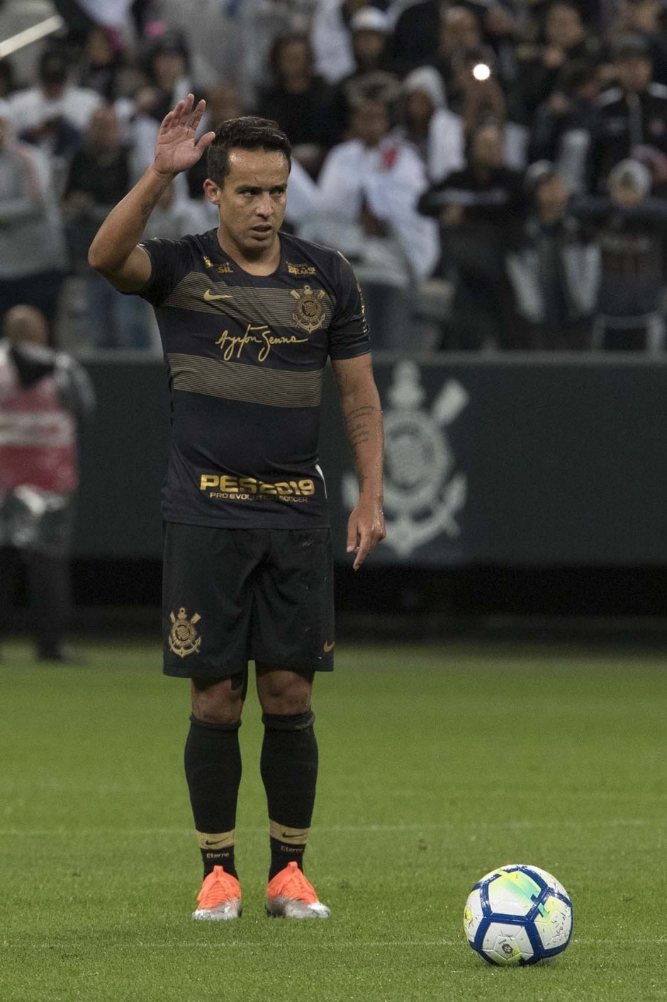 Jadson em cobrança de falta