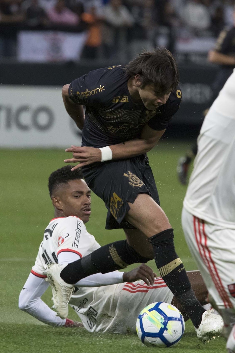 Romero em disputa de bola com adversário