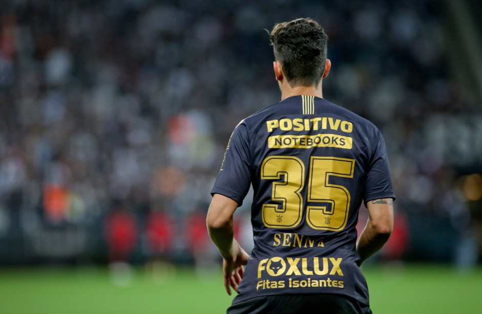 Danilo Avelar em jogo contra o Flamengo, pelo Brasileirão