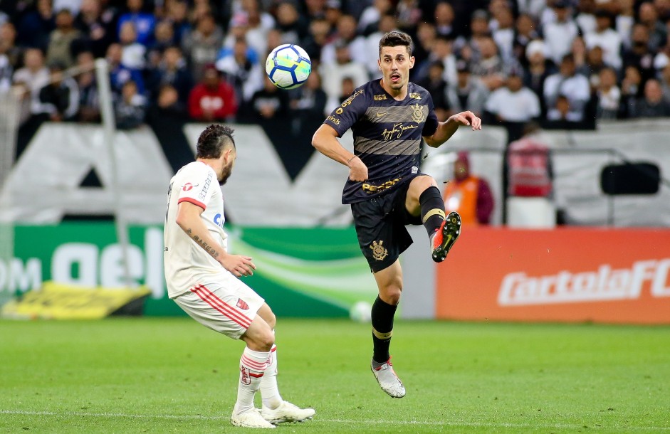 Danilo Avelar no jogo contra o Flamengo, pelo Campeonato Brasileiro