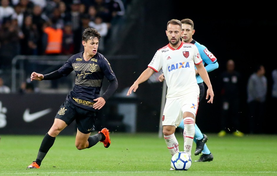 Garoto Mateus Vital em jogada contra o Flamengo, pelo Campeonato Brasileiro