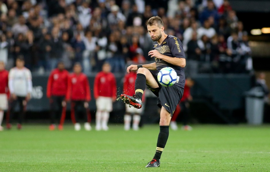 Henrique durante jogo contra o Flamengo; estreia do uniforme III, em homenagem a Senna