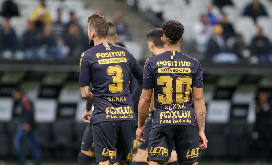 Henrique e Douglas durante jogo contra o Flamengo, na Arena Corinthians, pelo Brasileiro