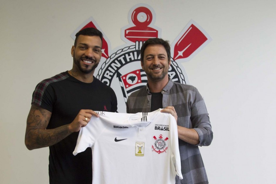 Lateral Michel Macedo assinou contrato com o Corinthians