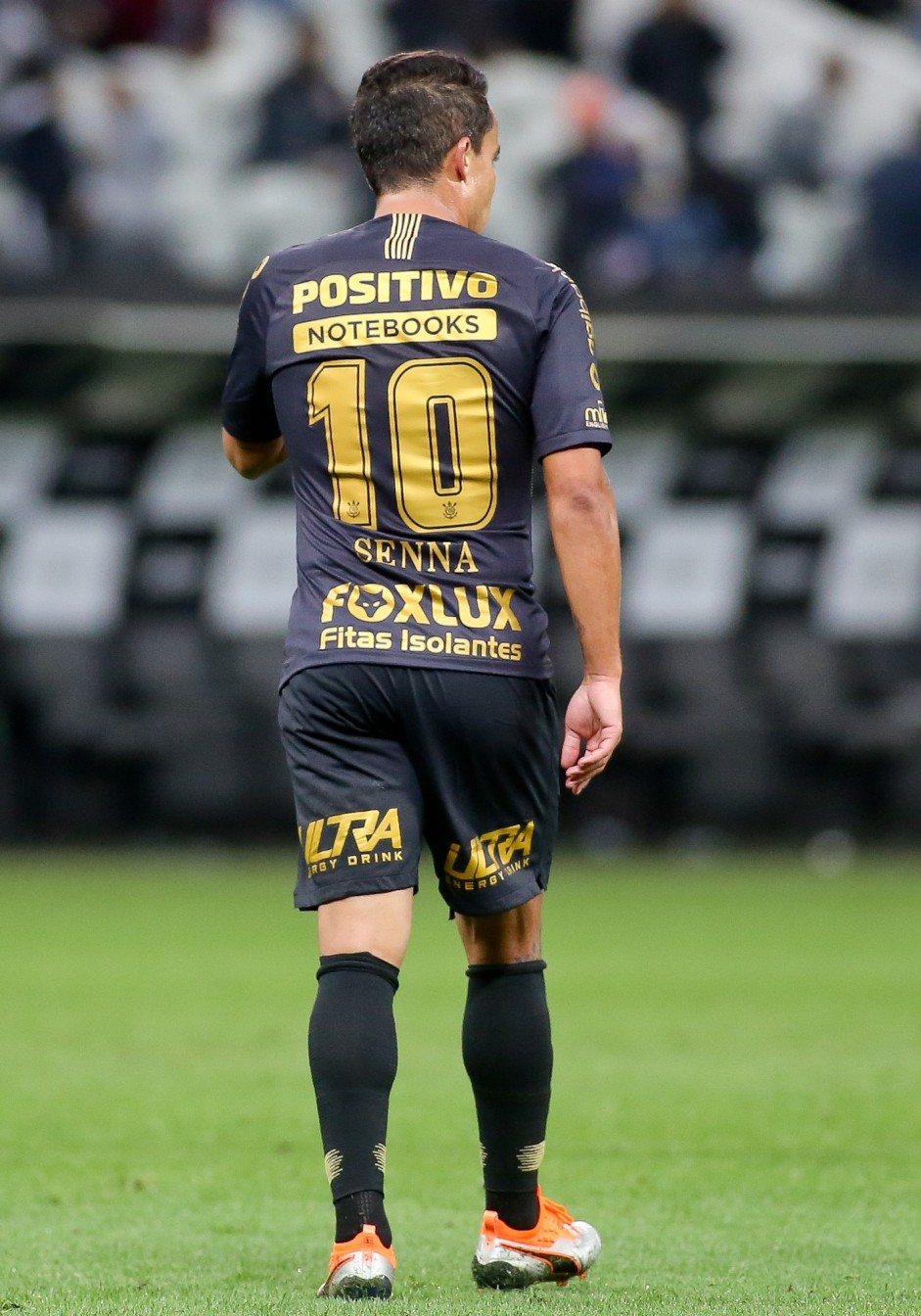 Meia Jadson trajado com a camisa em homenagem a Ayrton Senna durante jogo contra o Flamengo