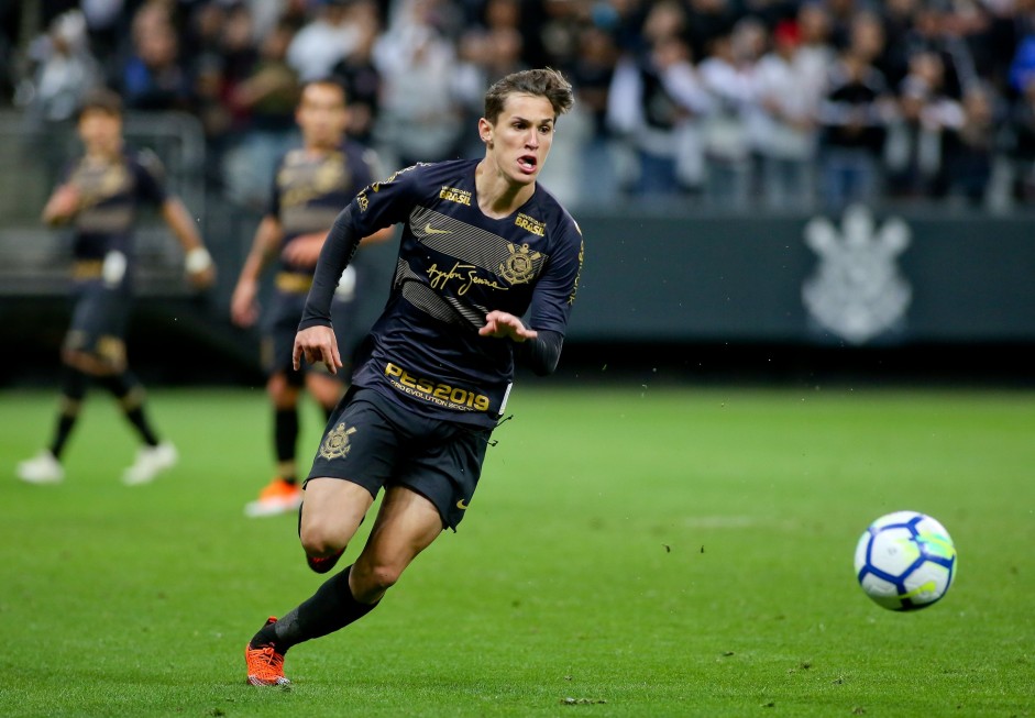 Menino Mateus Vital em jogada contra o Flamengo, na Arena Corinthians, pelo Brasileirão