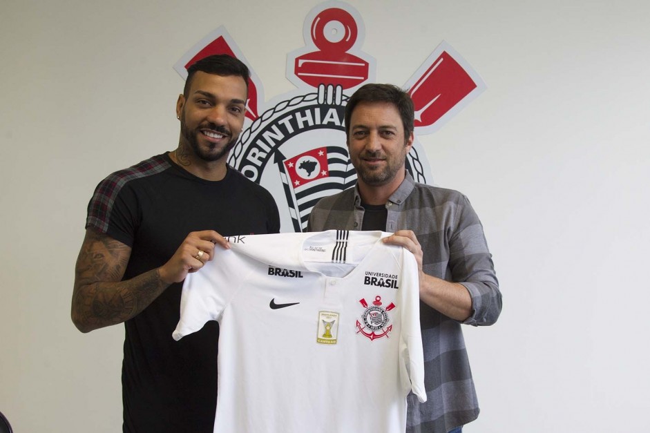 Michel Macedo e Dulio durante assinatura do contrato do lateral