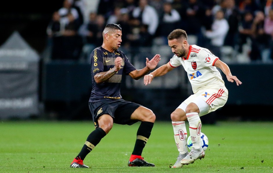 Volante Ralf em jogo contra o Flamengo, na Arena Corinthians