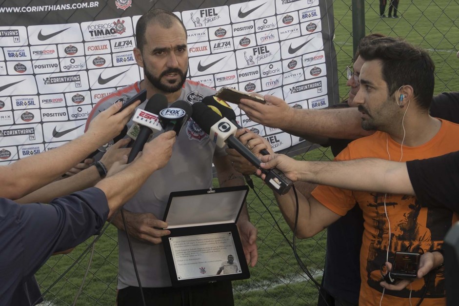 Danilo recebeu placa nesta semana em homenagem aos 350 jogos pelo Corinthians