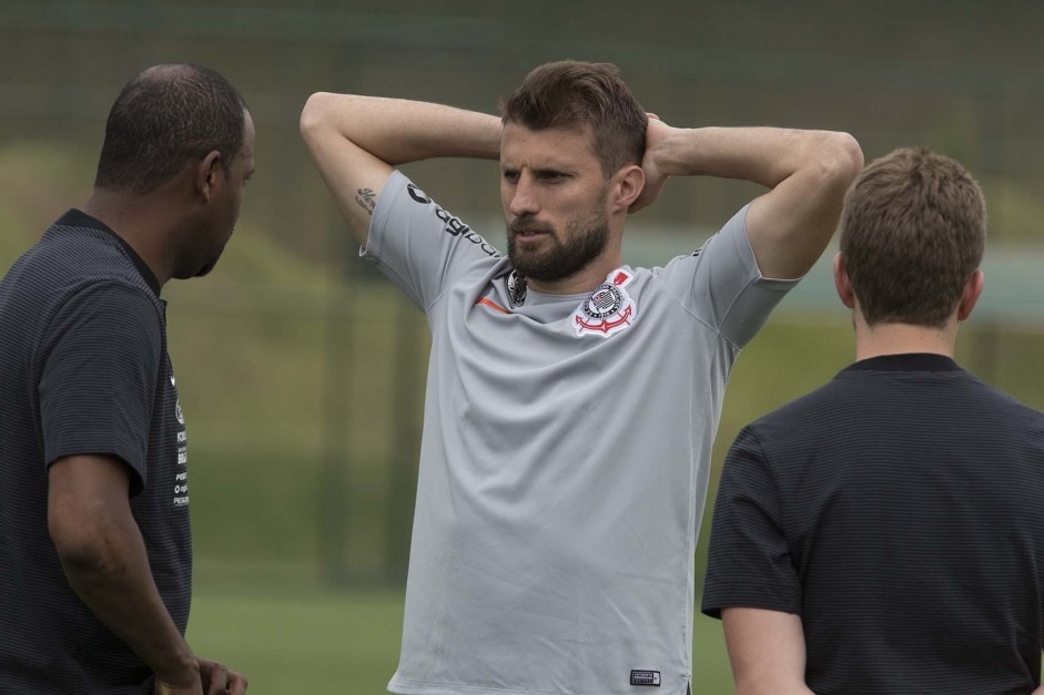 Henrique durante treino no CT do Coimbra, em Minas Gerais