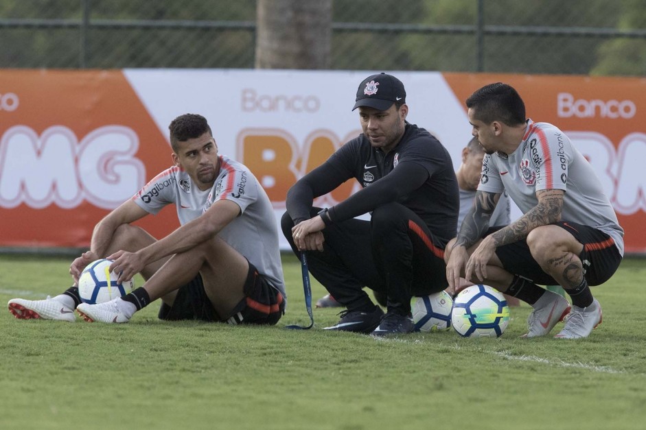 Lo Santos, Jair Ventura e Fagner batem papo durante treino do Corinthians