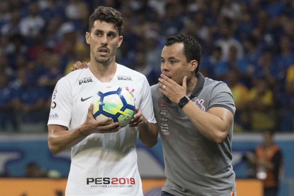 Danilo Avelar ouve instrues de Jair Ventura durante jogo contra o Cruzeiro, em Belo Horizonte