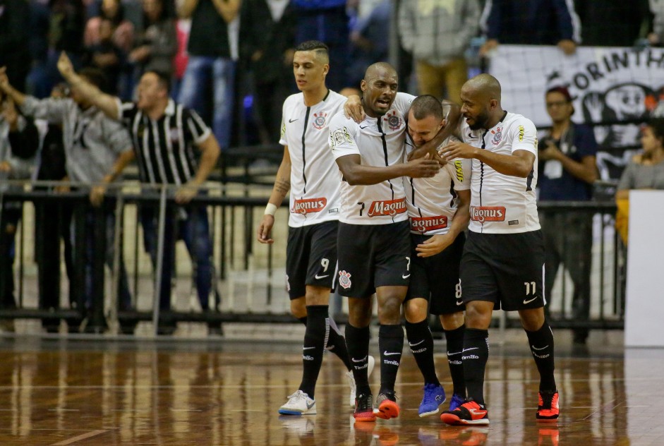 Corinthians decide uma vaga na final em casa, no Ginsio Wlamir Marques