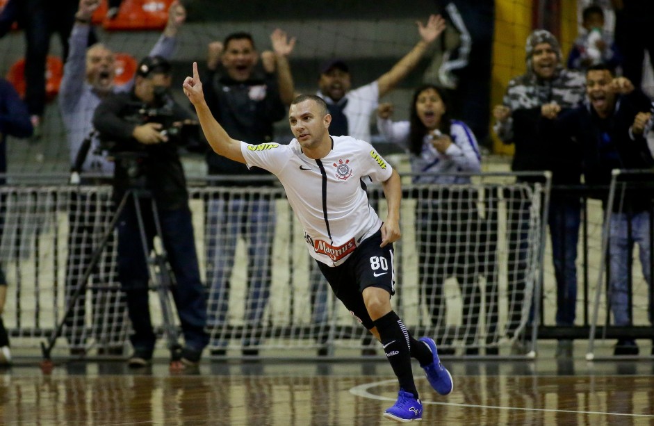 Caio anotou um, dos trs gols do Corinthians, contra o Joinville, pela fina do futsal