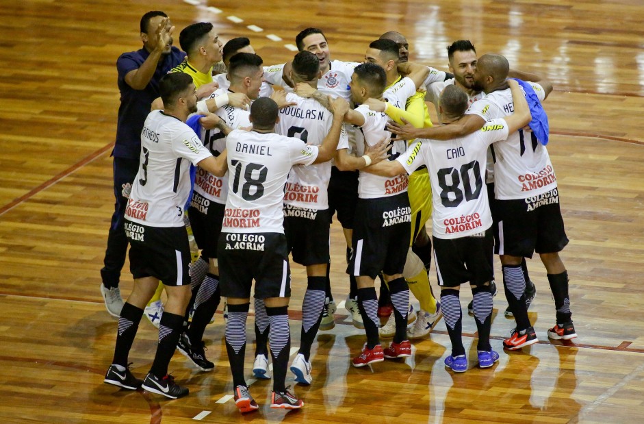 Elenco comemoram o ttulo da Copa do Brasil de futsal