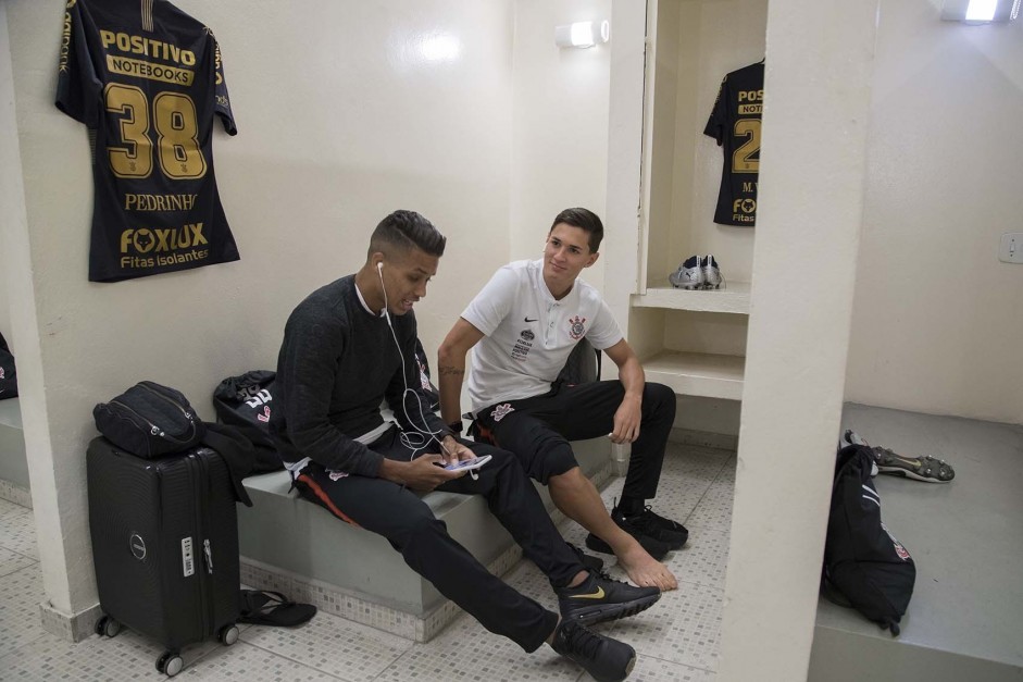 Pedrinho e Vital no vestirio do Pacaembu, antes do jogo contra o Santos