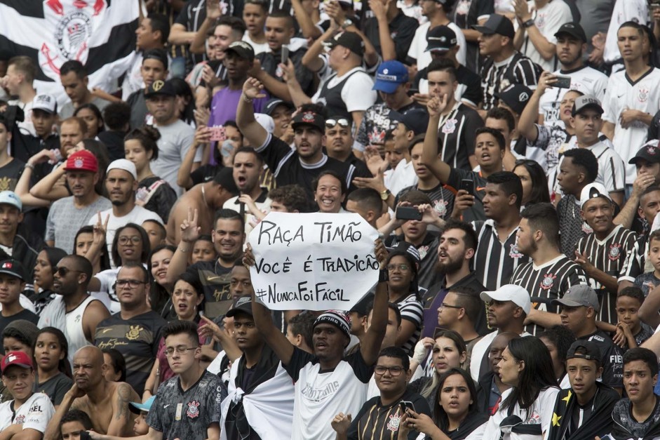 A Arena Corinthians ficou lotada de torcedores que acompanharam o treino aberto desta tarde