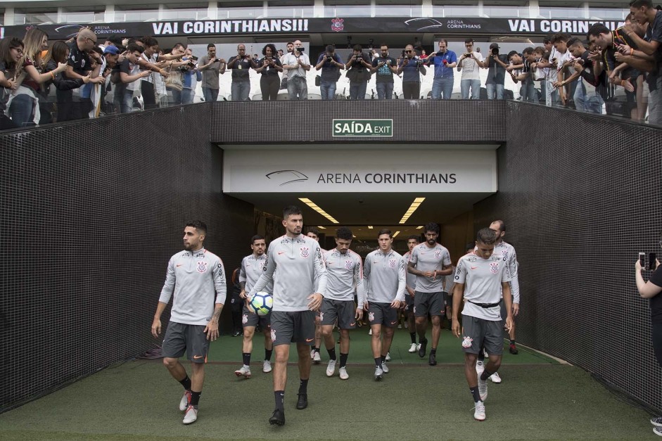 Jogadores adentram no gramado da Arena Corinthians durante treino aberto