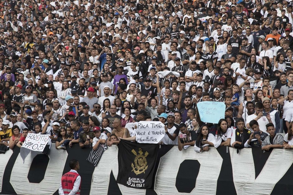 Milhares de torcedores compareceram ao treino na Arena Corinthians para incentivar a equipe