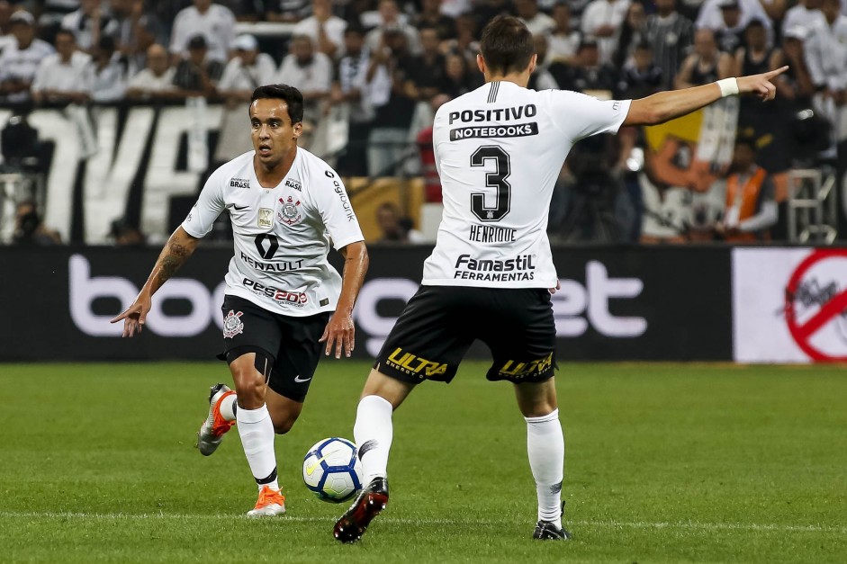 Jadson e Henrique durante jogo contra o Cruzeiro, pela final da Copa do Brasil