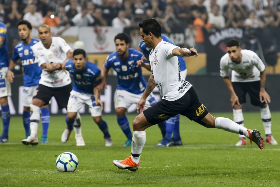 Jadson marcou de pnalti o nico gol do Corinthians contra o Cruzeiro, pela Copa do Brasil