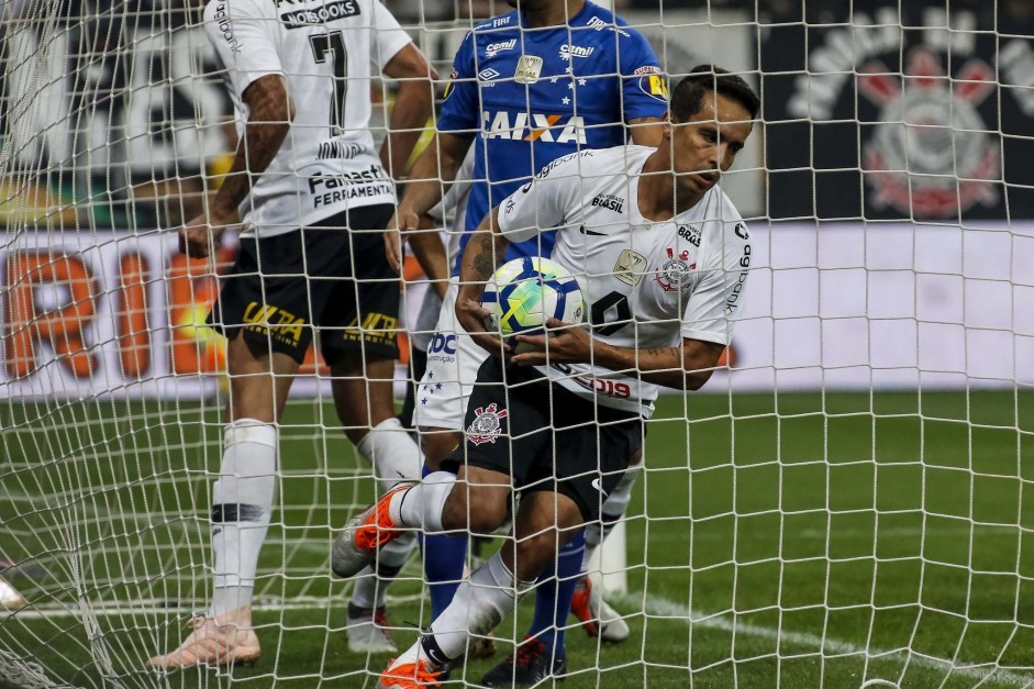Jadson marcou gol do Corinthians na segunda derrota pelas finais da Copa do Brasil