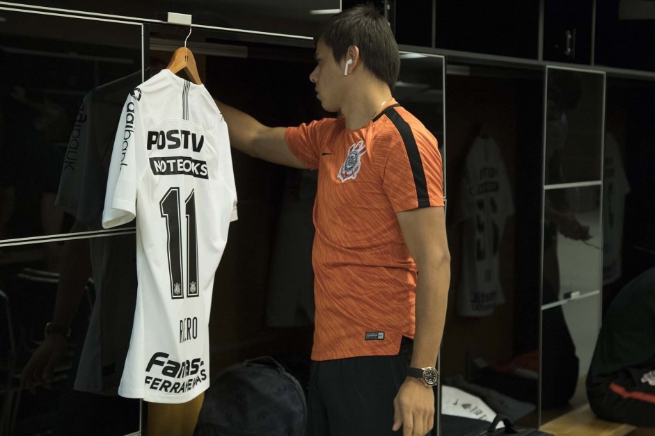 Romero observa seu uniforme no vestirio da Arena, antes do jogo contra o Cruzeiro