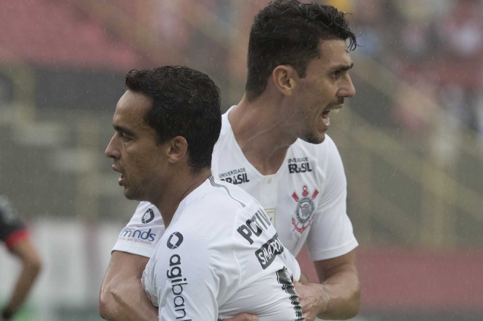 Danilo Avelar e Jadson em ao na partida contra o Vitria no Barrado