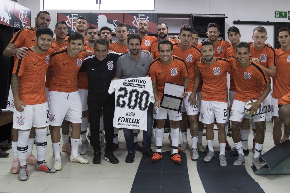 Jadson ganha placa de 200 jogos com a camisa do Timo