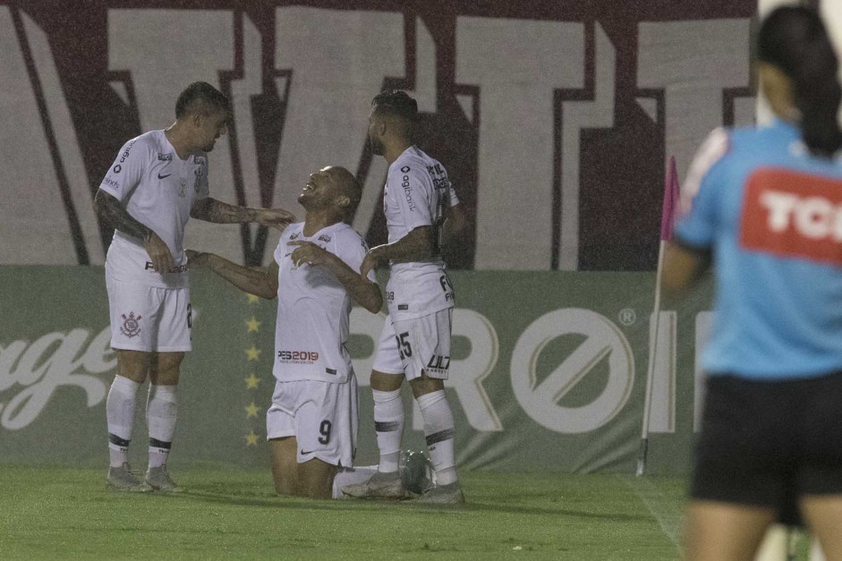 Roger marcou o gol da virada do Corinthians, que ainda levou empate do Vitria nos acrscimos
